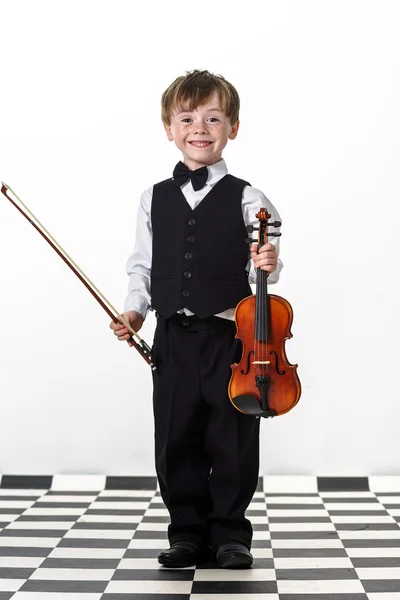 Niño pecoso de pelo rojo tocando el violín . — Foto de Stock