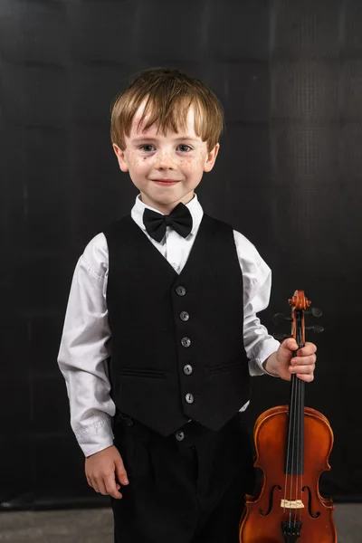 Piegowaty chłopiec czerwony włosy gra skrzypce. — Zdjęcie stockowe