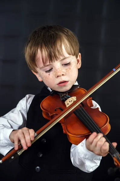 Fräknig röda hår pojke spelar fiol. — Stockfoto