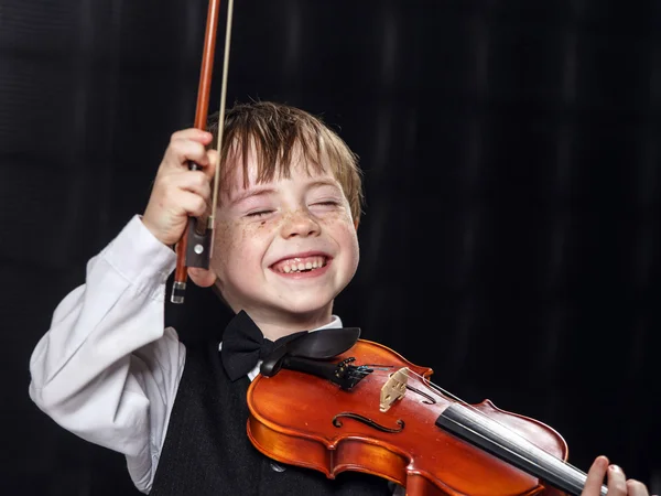 Freckled red-hair boy playing violin. — Stock Photo, Image