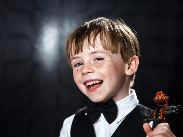 Fräknig röda hår pojke spelar fiol. — Stockfoto