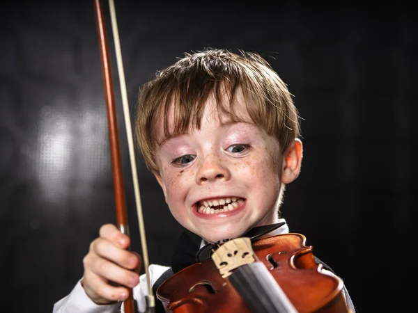 Freckled red-hair boy playing violin. — Stock Photo, Image