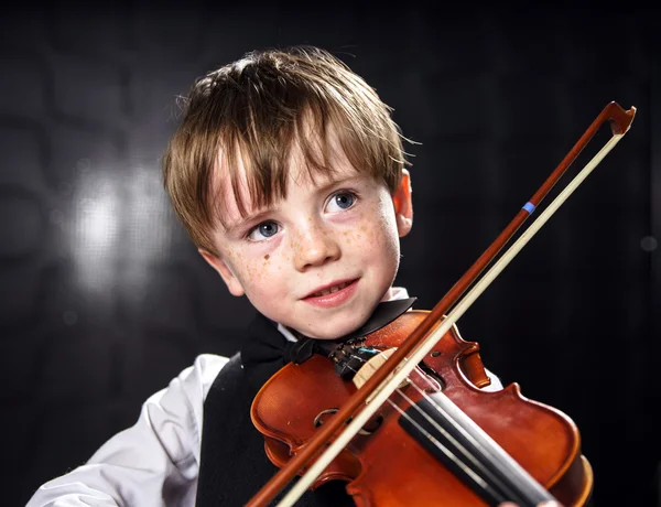 Rapaz ruivo sardento a tocar violino . — Fotografia de Stock