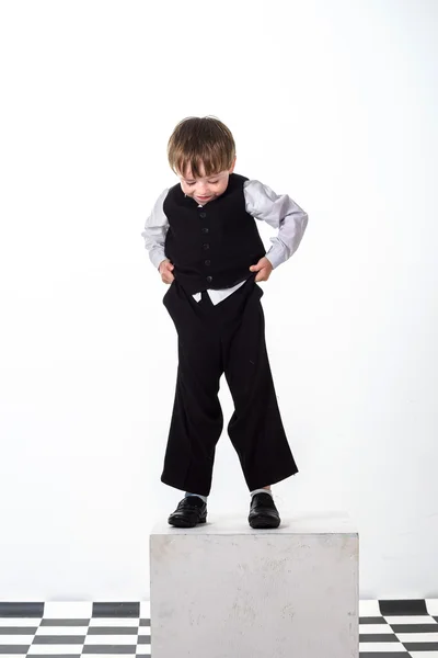 Pihovatý chlapec vlasy oblečený v obleku od velikosti. — Stock fotografie