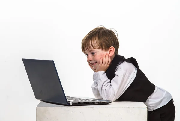 Pequeno menino ruivo sardento com laptop . — Fotografia de Stock