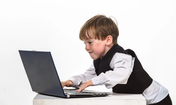 Fräknig röda hår liten pojke med laptop. — Stockfoto