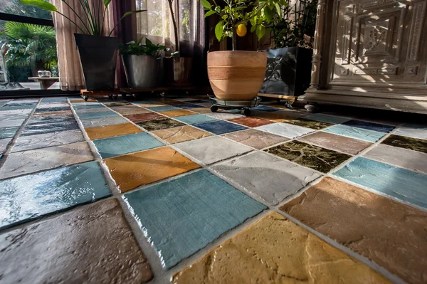 Plunch piastrelle colorate sul pavimento — Foto Stock