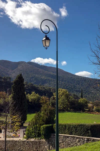 Single tall street lamp. Old fashioned. — Stock Photo, Image