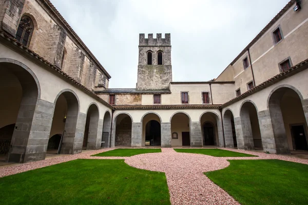 Uitzicht op de tuin binnen middeleeuwse abdij — Stockfoto