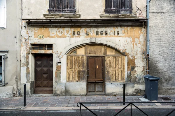 Старый французский буланжери в маленьком городе — стоковое фото