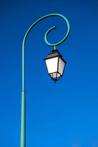 Egyes magas utcai lámpa. régi vágású. — Stock Fotó