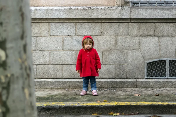 Klein kind in rode jas — Stockfoto