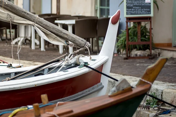 Velhos barcos coloridos no canal em Martig — Fotografia de Stock