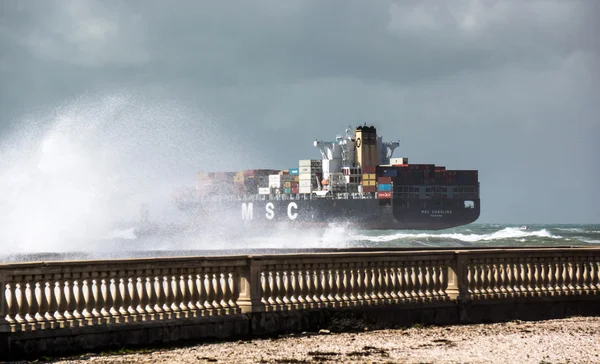 Livorno harbor yakınındaki büyük konteyner kamyon — Stok fotoğraf