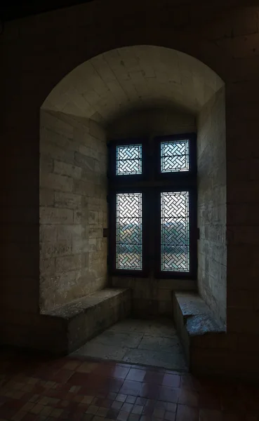 Solljus från litet slott fönster — Stockfoto