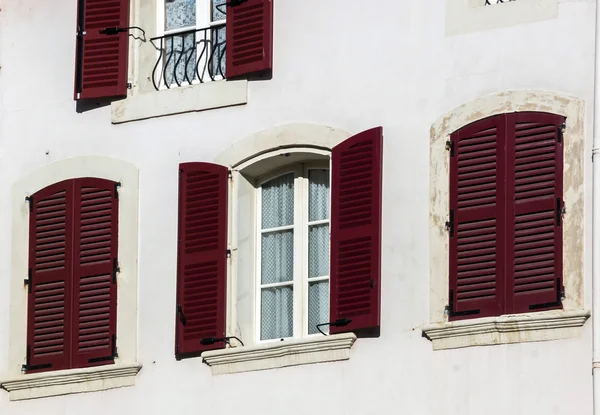 Ventana con persianas. Ciudad vieja . — Foto de Stock