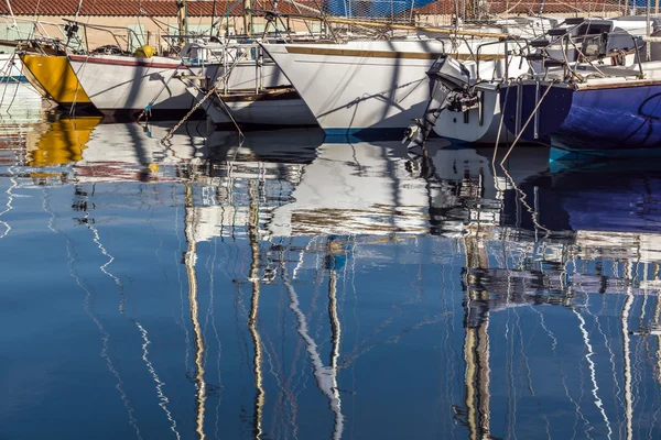 Weiße Yachten vor Anker — Stockfoto