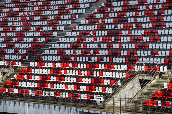 Tribuna gigante con sedili colorati — Foto Stock