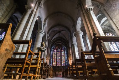 görkemli carcassone katedral iç. güneş ışığı.