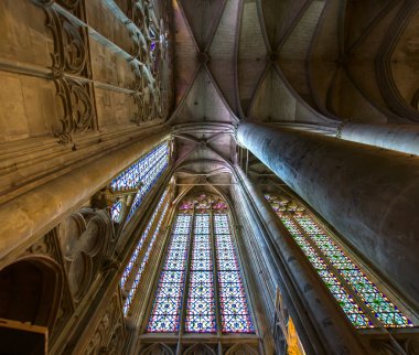 görkemli carcassone katedral iç. güneş ışığı.