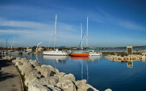 Yachts blancs sur une ancre — Photo