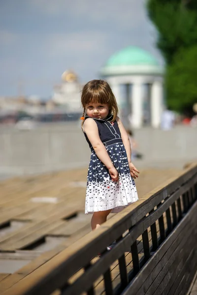 Милая маленькая девочка на улице — стоковое фото