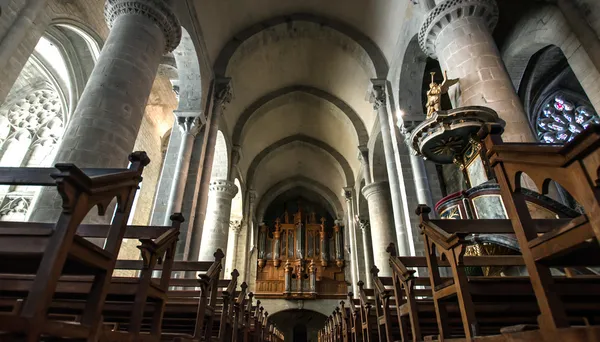 Majestueux intérieur de la cathédrale de Carcassone. Lumière du soleil . — Photo