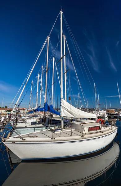 Yacht bianchi su un'ancora — Foto Stock