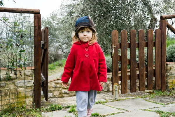 Schattig klein meisje in een land — Stockfoto