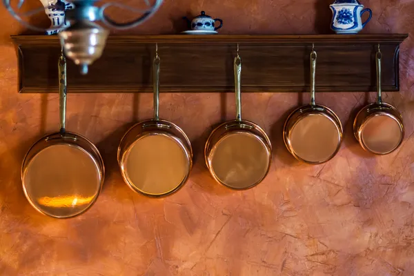 Copper saucepans set  in traditional kitchen — Stock Photo, Image