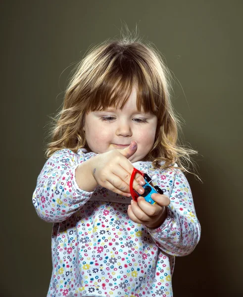 Menina feliz brincando com brinquedos — Fotografia de Stock