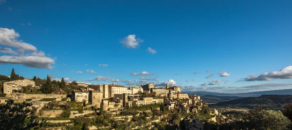 Village Gordes no topo da colina — Fotografia de Stock