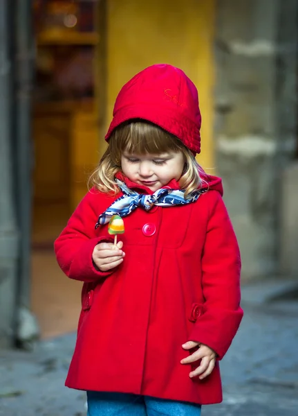 Маленький ребенок в красном пальто — стоковое фото