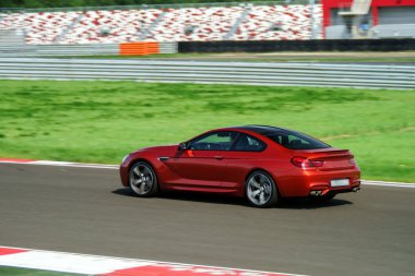 spor araba yolda hareket hızlı