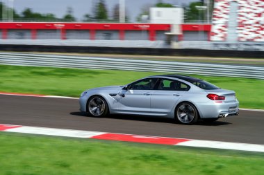 spor araba yolda hareket hızlı