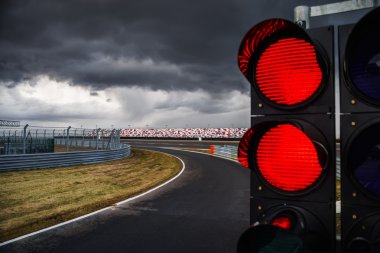yarış pisti üzerinde trafik ışığı