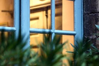 Evin eski ahşap pencere üzerinden gelen ılık ışık