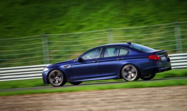 spor araba yolda hareket hızlı