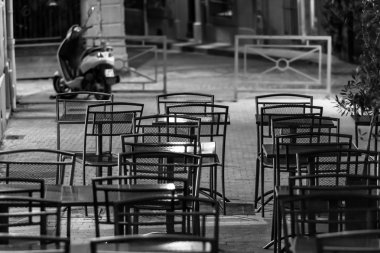 boş sokak kafe gece görünümü