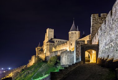 Carcassone Ortaçağ Kalesi gece görünümü.