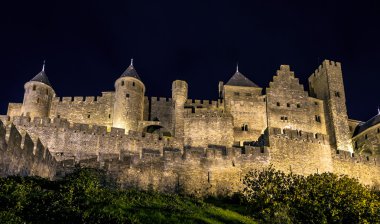 Carcassone Ortaçağ Kalesi gece görünümü.