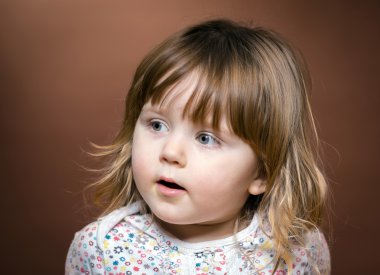 sevimli küçük kız bir şey ilginç