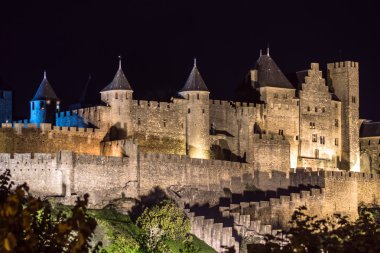Carcassone Ortaçağ Kalesi gece görünümü.