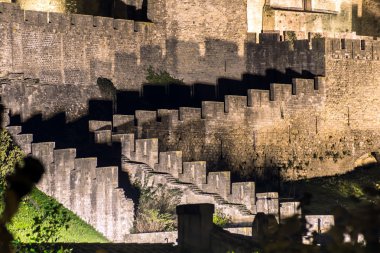 Carcassone Ortaçağ Kalesi gece görünümü.