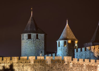 Carcassone Ortaçağ Kalesi gece görünümü.