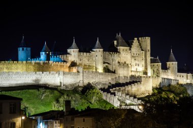 Carcassone Ortaçağ Kalesi gece görünümü.