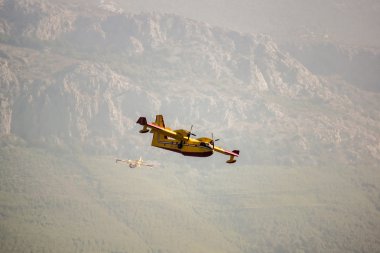 Dağların üzerinden Fire fighter uçak