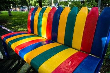 Yağmur sonra bir parkta renkli plastik tezgah