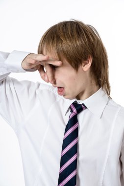 genç oğlan tarafından gösterilen office stili