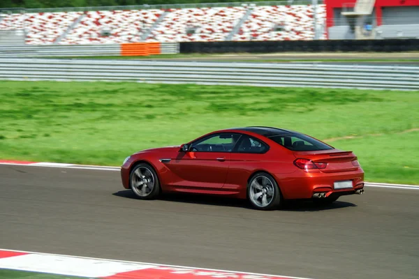 Deporte coche rápido en movimiento en la pista — Foto de Stock